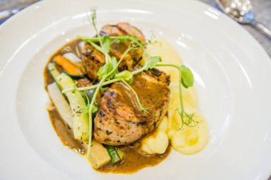 Domuz eti bonfile buğulanmış sebze ve patates püresi ile