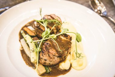 Domuz eti bonfile buğulanmış sebze ve patates püresi ile