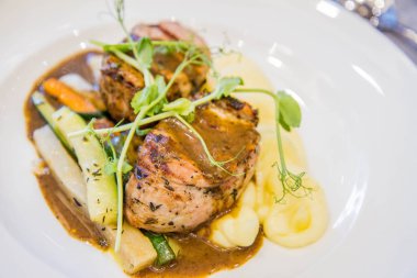 Domuz eti bonfile buğulanmış sebze ve patates püresi ile