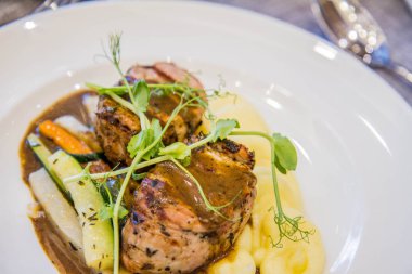 Domuz eti bonfile buğulanmış sebze ve patates püresi ile