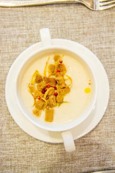 Soupe Crème Décorée Croûtons Oignon Poivron Rouge — Photo