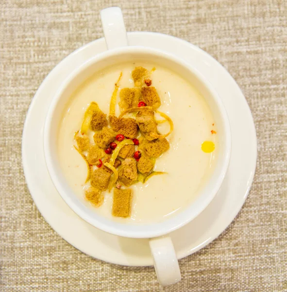Kremalı çorba kruton, soğan ve kırmızı biber ile dekore edilmiş
