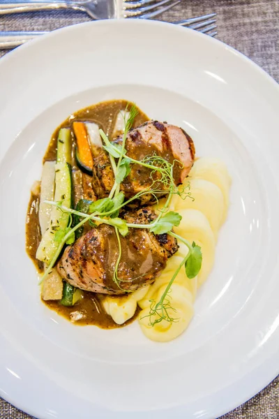 Domuz eti bonfile buğulanmış sebze ve patates püresi ile