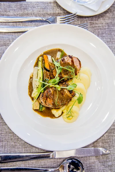 Domuz eti bonfile buğulanmış sebze ve patates püresi ile