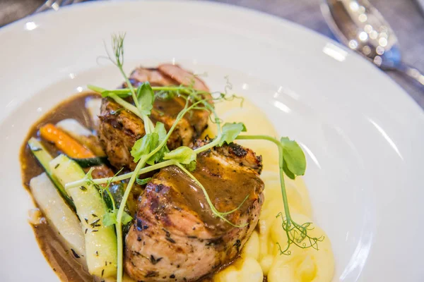 Domuz eti bonfile buğulanmış sebze ve patates püresi ile