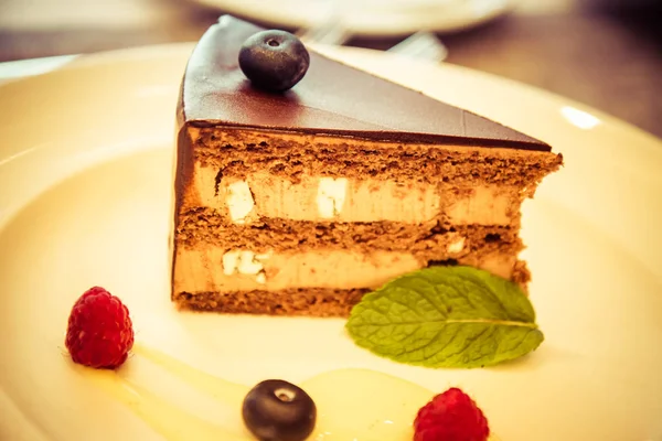 Gâteau Chocolat Servi Dans Restaurant Décoré Crème Anglaise Menthe Baies — Photo