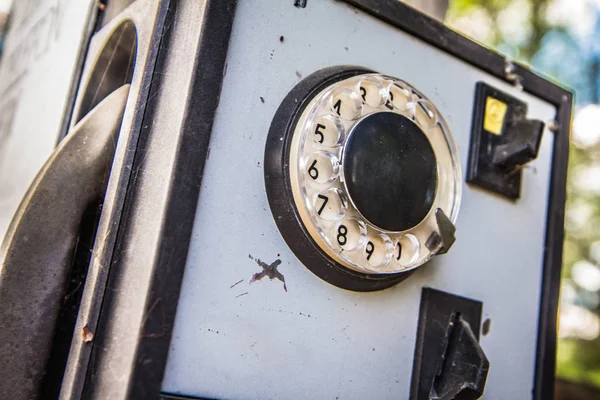 Une Cabine Téléphonique Vintage Sur Poteau — Photo