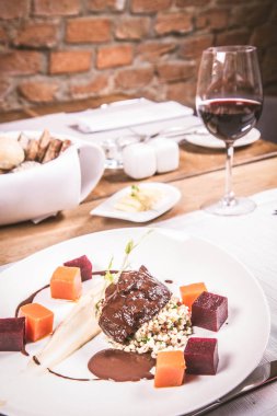 Sığır eti yanak sebze, kavrulmuş maydanoz kökü mus, pearl arpa, koyu çikolata ve demi glace sosu