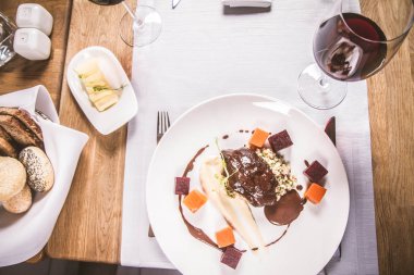 Sığır eti yanak sebze, kavrulmuş maydanoz kökü mus, pearl arpa, koyu çikolata ve demi glace sosu