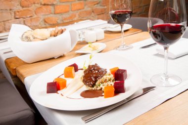 Sığır eti yanak sebze, kavrulmuş maydanoz kökü mus, pearl arpa, koyu çikolata ve demi glace sosu