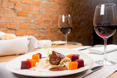 Sığır eti yanak sebze, kavrulmuş maydanoz kökü mus, pearl arpa, koyu çikolata ve demi glace sosu