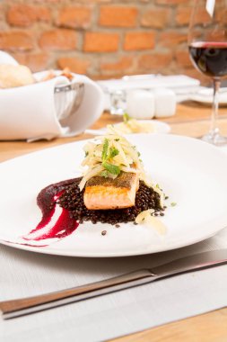 Pişmiş somon, pancar mus, siyah mercimek ve armut