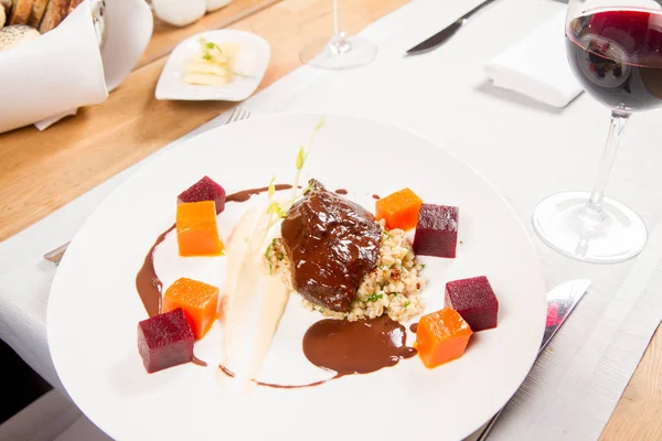 Mejillas Ternera Con Verduras Mousse Raíz Perejil Asado Cebada Perlada — Foto de Stock