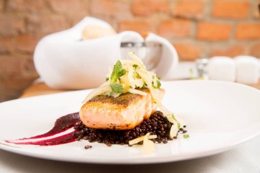 Pişmiş somon, pancar mus, siyah mercimek ve armut