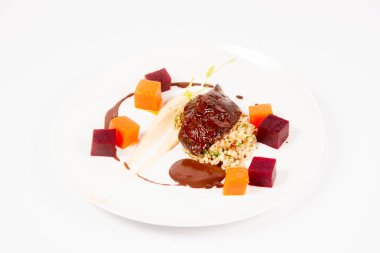 Beyaz zemin üzerine sosu sığır eti yanak sebze, kavrulmuş maydanoz kökü mus, pearl arpa, koyu çikolata ve demi ile şekeri