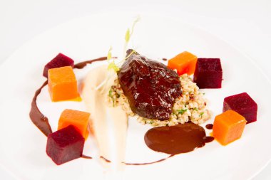 Pişmiş somon, pancar mus, siyah mercimek ve beyaz zemin üzerine armut