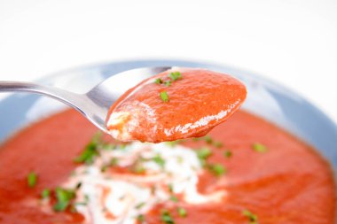 Yoğurt ve bir kaşık ile yenmekten frenk soğanı kremi Pancar çorbası süslenmiş