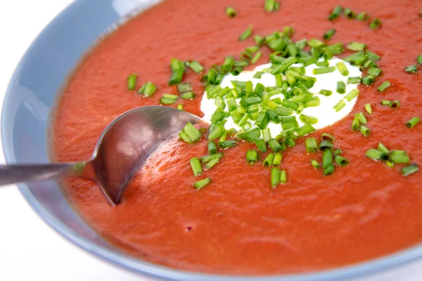 Sopa Creme Beterraba Decorada Com Iogurte Cebolinha Sendo Comida Com — Fotografia de Stock