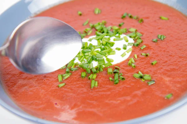 Sopa Creme Beterraba Decorada Com Iogurte Cebolinha Sendo Comida Com — Fotografia de Stock