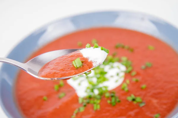 Sopa Creme Beterraba Decorada Com Iogurte Cebolinha Sendo Comida Com — Fotografia de Stock