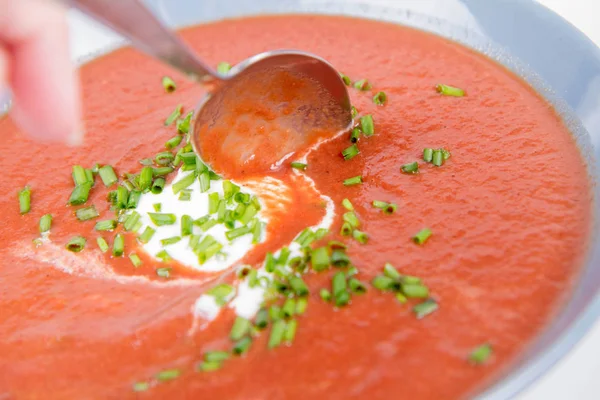 Sopa Creme Beterraba Decorada Com Iogurte Cebolinha Sendo Comida Com — Fotografia de Stock