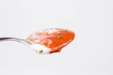 Yoğurt ve bir kaşık ile yenmekten frenk soğanı kremi Pancar çorbası süslenmiş