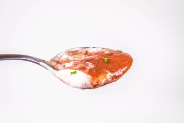 Yoğurt ve bir kaşık ile yenmekten frenk soğanı kremi Pancar çorbası süslenmiş