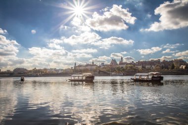 Güneşli bir günde, Varşova, Polonya ve Vistula Nehri manzaralı