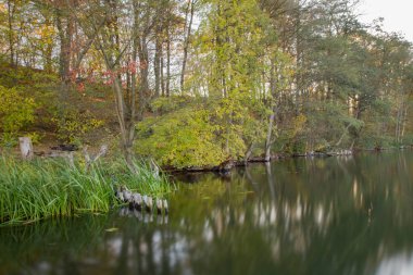Bir eski ahşap köprü - uzun pozlama ile sonbahar gölde kalır