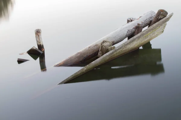 Lac Automne Avec Vestiges Vieux Pont Bois Longue Exposition — Photo