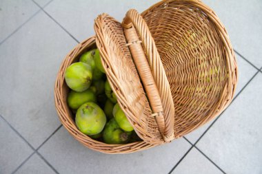 Sepet ayva meyvesi dolu