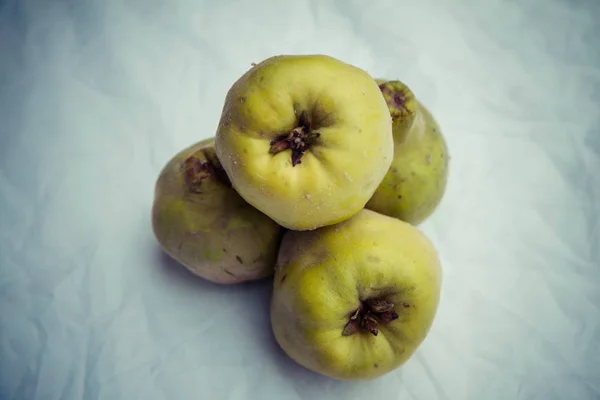 Fruta Fresca Membrillo Sobre Fondo Blanco —  Fotos de Stock