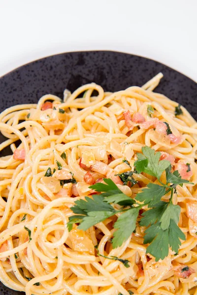 Spaghetti Carbonara Med Lite Persilja Svart Plåt Vit Bakgrund — Stockfoto