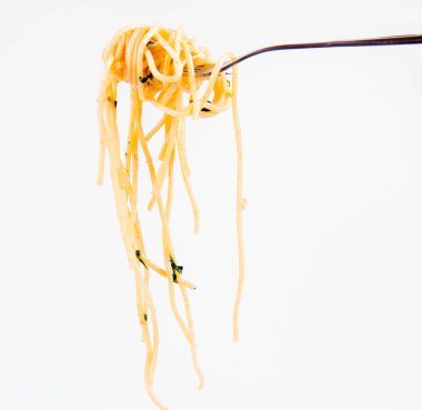 Spagetti Carbonara bazı maydanoz üzerinde beyaz bir arka plan üzerinde bir çatalı ile