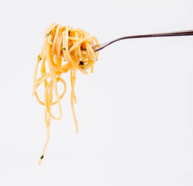 Spagetti Carbonara bazı maydanoz üzerinde beyaz bir arka plan üzerinde bir çatalı ile