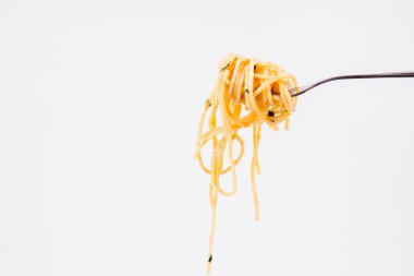 Spagetti Carbonara bazı maydanoz üzerinde beyaz bir arka plan üzerinde bir çatalı ile