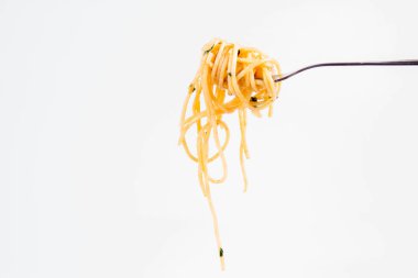 Spagetti Carbonara bazı maydanoz üzerinde beyaz bir arka plan üzerinde bir çatalı ile