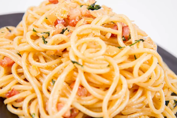 Spaghetti Carbonara Med Lite Persilja Svart Plåt Vit Bakgrund — Stockfoto