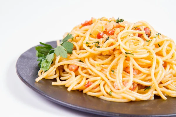 Spaghetti Carbonara Con Perejil Sobre Plato Negro Sobre Fondo Blanco —  Fotos de Stock