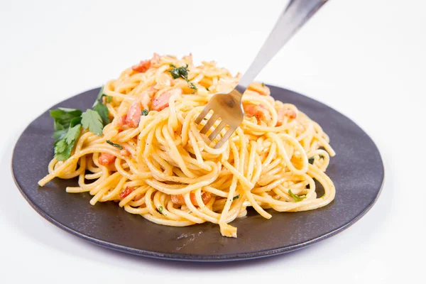 Spaghetti Carbonara Med Lite Persilja Svart Plåt Vit Bakgrund Som — Stockfoto