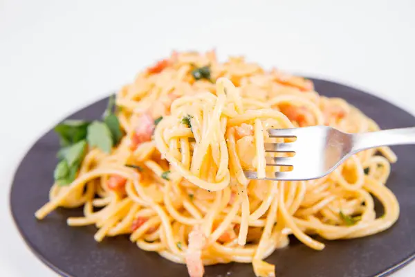 Spaghetti Carbonara Con Poco Perejil Plato Negro Sobre Fondo Blanco —  Fotos de Stock