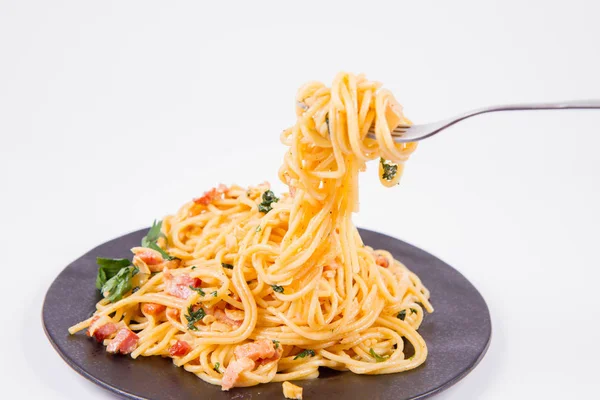 Carbonara Espaguete Com Alguma Salsa Uma Placa Preta Fundo Branco — Fotografia de Stock