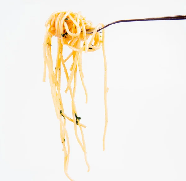 Spaghetti Carbonara Mit Etwas Petersilie Auf Einer Gabel Auf Weißem — Stockfoto