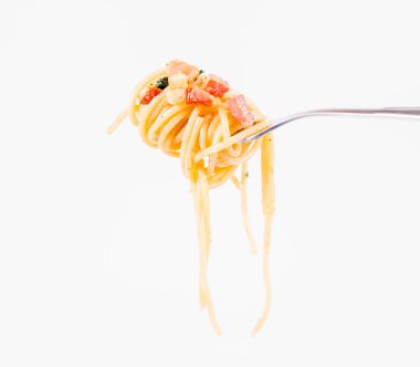 Spagetti Carbonara bazı maydanoz üzerinde beyaz bir arka plan üzerinde bir çatalı ile