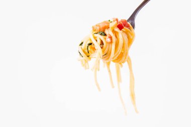 Spagetti Carbonara bazı maydanoz üzerinde beyaz bir arka plan üzerinde bir çatalı ile