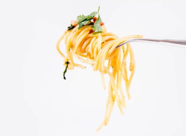 Spagetti Carbonara bazı maydanoz üzerinde beyaz bir arka plan üzerinde bir çatalı ile