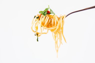 Spagetti Carbonara bazı maydanoz üzerinde beyaz bir arka plan üzerinde bir çatalı ile