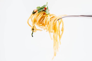 Spagetti Carbonara bazı maydanoz üzerinde beyaz bir arka plan üzerinde bir çatalı ile