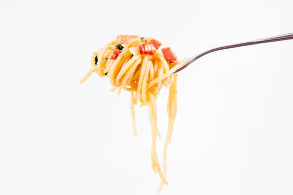 Espaguete Carbonara Com Alguma Salsa Garfo Fundo Branco — Fotografia de Stock