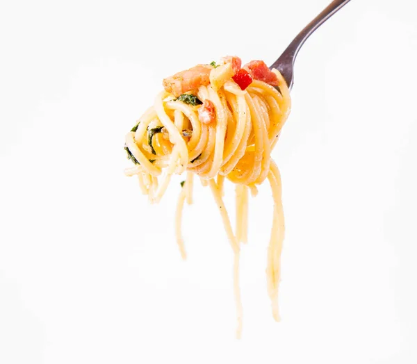 Spaghetti Carbonara Con Perejil Sobre Tenedor Sobre Fondo Blanco — Foto de Stock